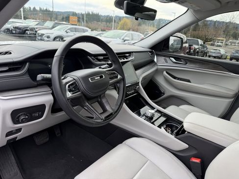 Used 2023 Jeep Grand Cherokee Overland w/ Adv Protech Group III image 17