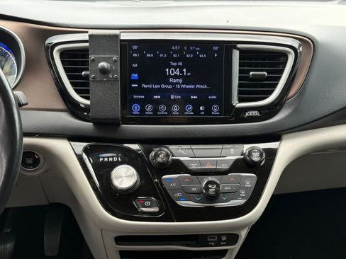 Used 2017 Chrysler Pacifica Touring-L FWD image 13
