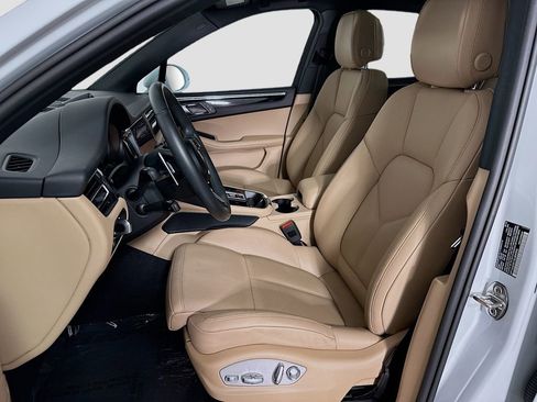 Used 2025 Porsche Macan image 25