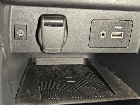 Used 2024 Nissan Versa SV FWD image 9