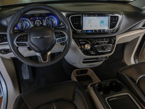 Used 2023 Chrysler Pacifica Touring-L FWD image 19