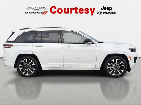 Certified 2024 Jeep Grand Cherokee Overland w/ Trailer Tow Package AWD/4WD image 3