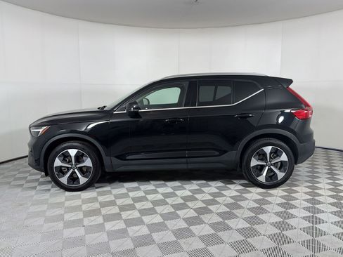 Used 2025 Volvo XC40 B5 Plus AWD/4WD image 2