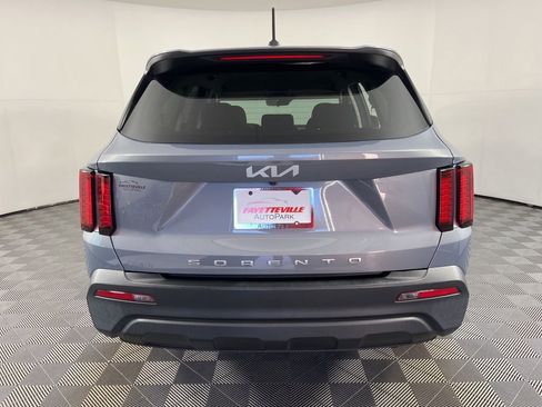 Used 2022 Kia Sorento LX image 10