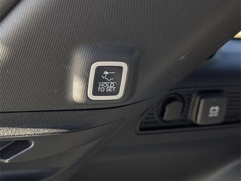 Used 2023 Jeep Grand Cherokee Limited image 10