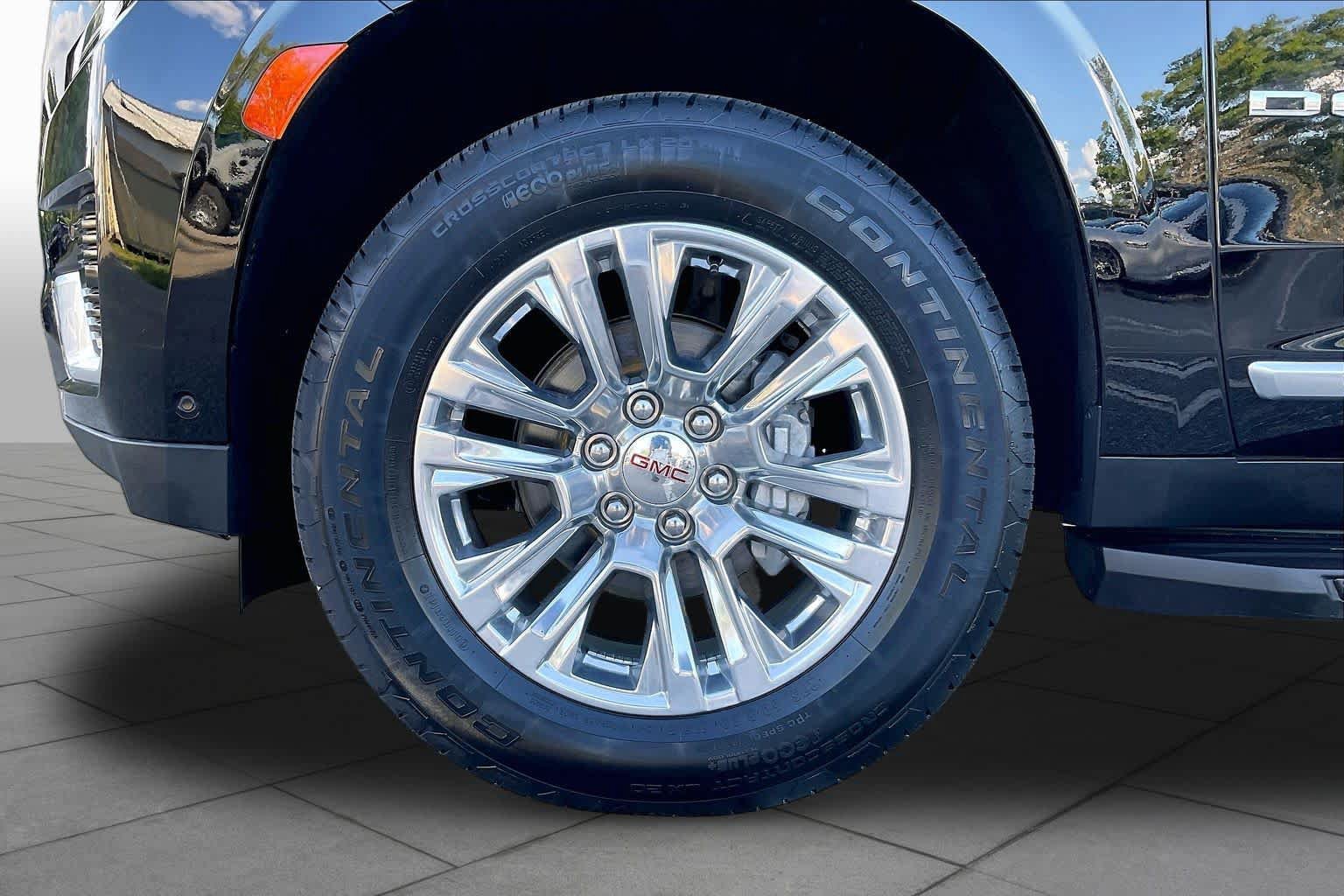 Used 2024 GMC Yukon Denali w/ Advanced Technology Package AWD/4WD image 10