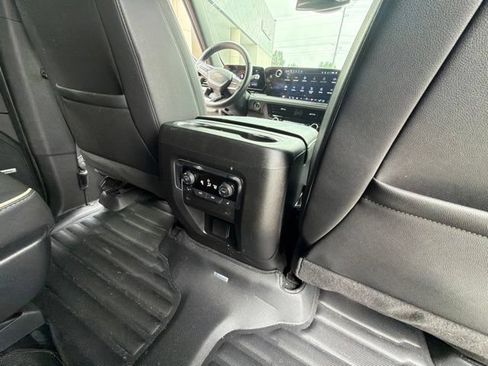 Used 2025 Chevrolet Suburban Premier AWD/4WD image 6
