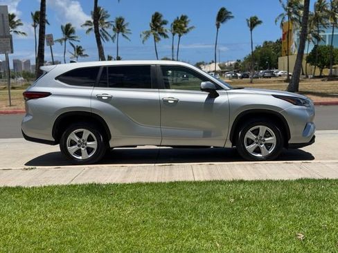 Used 2023 Toyota Highlander Limited FWD image 4