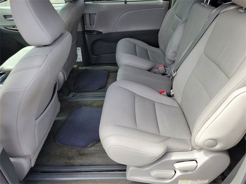 Used 2015 Toyota Sienna XLE image 11