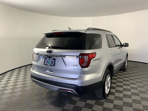 Used 2017 Ford Explorer XLT w/ Equipment Group 201A image 3