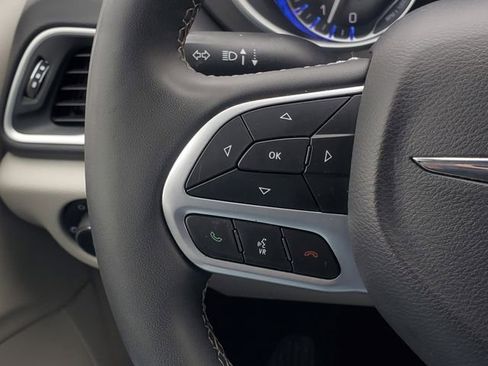 Used 2024 Chrysler Pacifica Touring-L FWD image 17