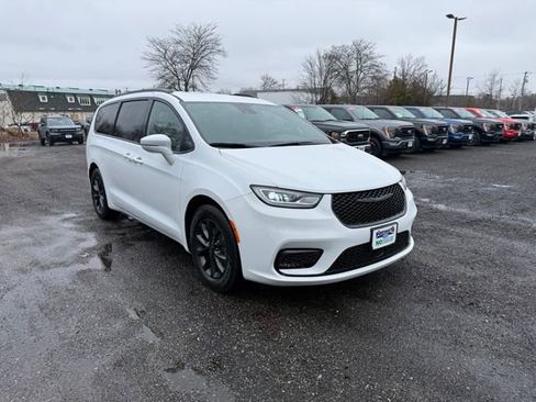 Used 2022 Chrysler Pacifica Touring-L w/ S Appearance Package image 1