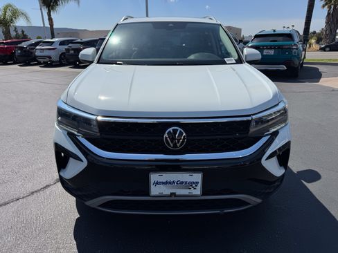 Certified 2023 Volkswagen Taos SE w/ Panoramic Sunroof Package FWD image 3