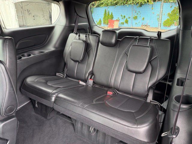 Used 2025 Chrysler Pacifica Select FWD image 16
