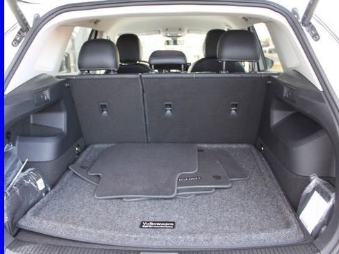 Used 2025 Volkswagen Tiguan SE image 10