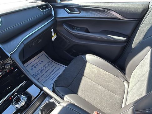 New 2025 Jeep Grand Cherokee Altitude image 14