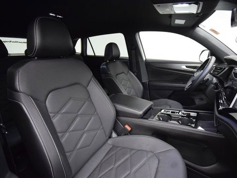 Used 2024 Volkswagen Atlas Cross Sport SE FWD image 16