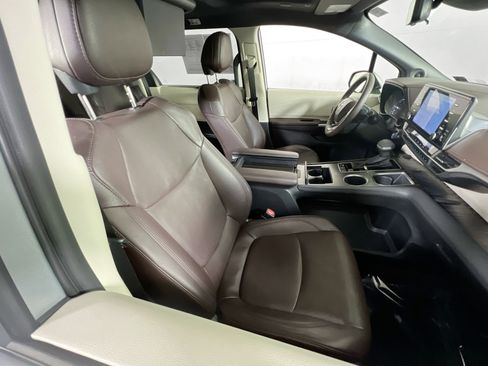 Used 2024 Toyota Sienna Platinum image 29
