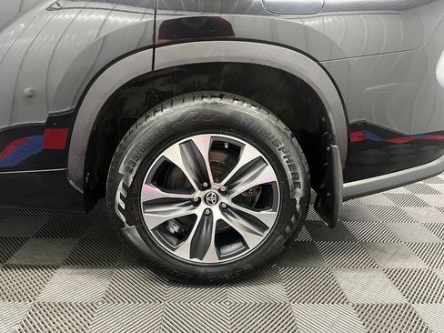 Used 2021 Toyota Highlander XLE AWD/4WD image 25