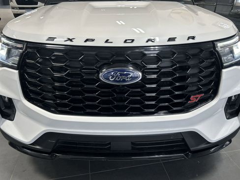 Used 2025 Ford Explorer ST image 31