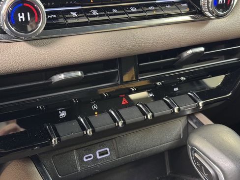 Used 2024 GMC Canyon Denali image 38