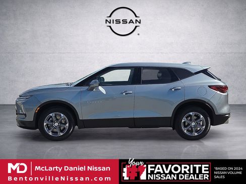 Used 2025 Chevrolet Blazer LT AWD/4WD image 3