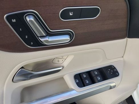 Used 2023 Mercedes-Benz GLB 250 w/ Premium Package image 23