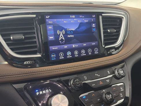 Used 2018 Chrysler Pacifica Limited FWD image 16