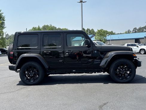 Used 2025 Jeep Wrangler Unlimited Sahara w/ Safety Group AWD/4WD image 26