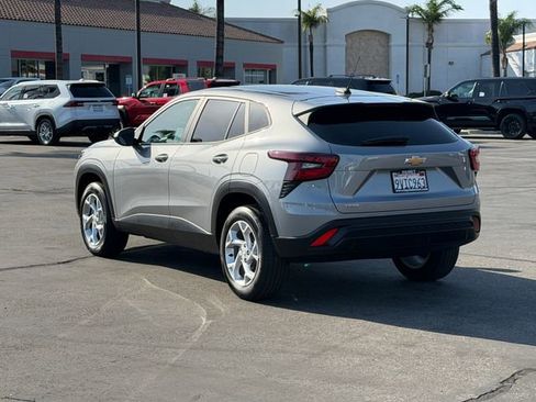 Used 2025 Chevrolet Trax LS w/ LS Convenience Package FWD image 8