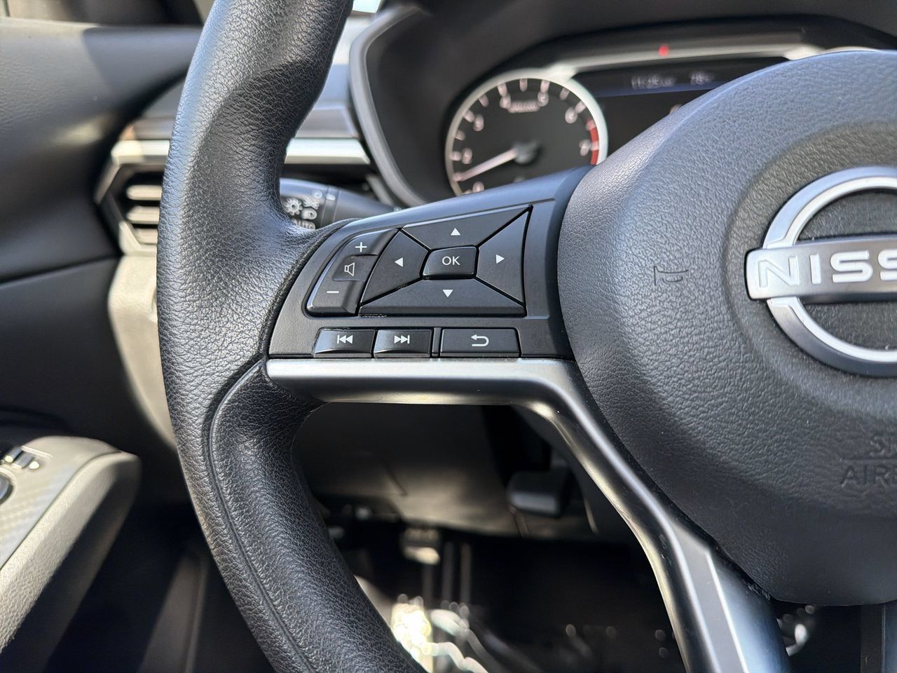 Used 2024 Nissan Altima 2.5 SV FWD image 23