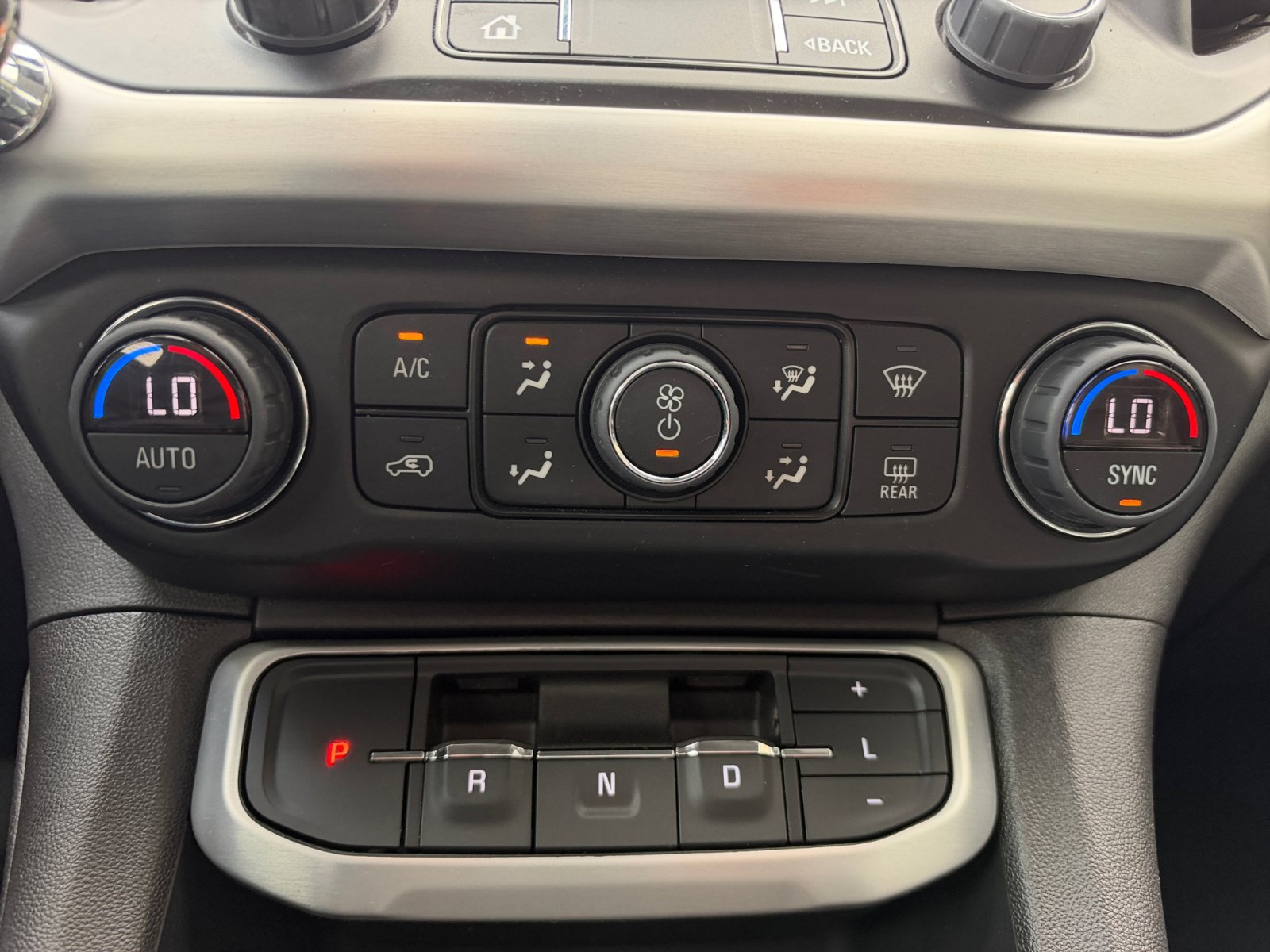 Used 2022 GMC Acadia SLT w/ Technology Package AWD/4WD image 11