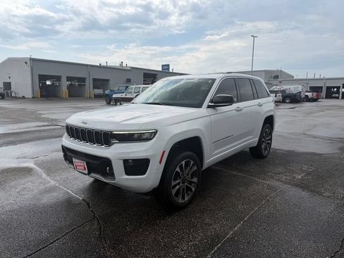 Used 2023 Jeep Grand Cherokee Overland w/ Luxury Tech Group IV AWD/4WD image 10