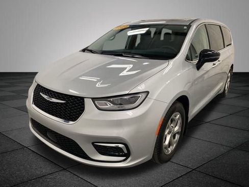 Used 2024 Chrysler Pacifica Limited image 3