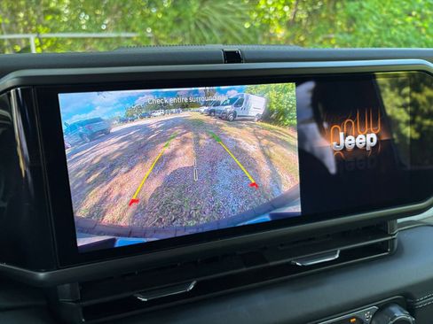 Used 2025 Jeep Wrangler Sahara image 17