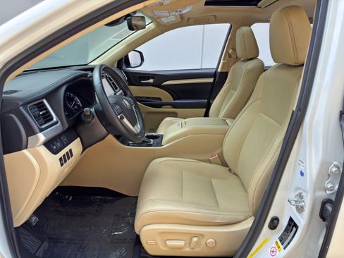 Used 2018 Toyota Highlander XLE FWD image 16