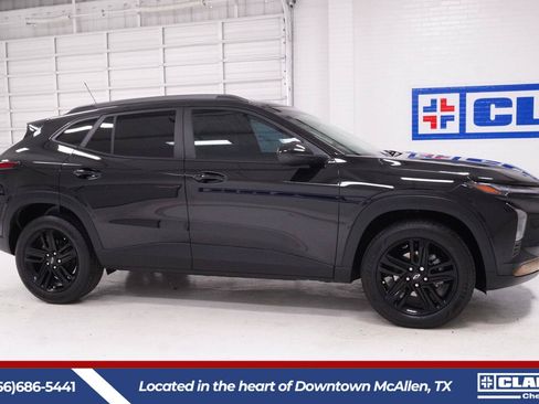 Used 2025 Chevrolet Trax ACTIV w/ Driver Confidence Package FWD image 4