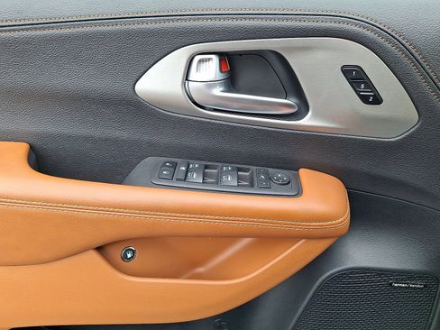 Used 2024 Chrysler Pacifica Pinnacle image 12