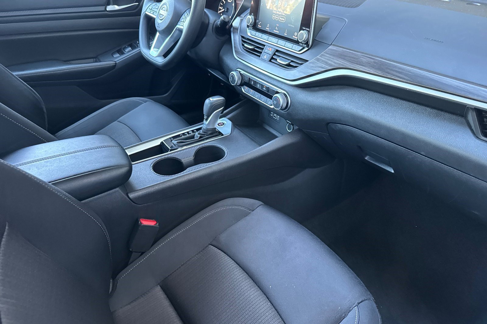 Used 2025 Nissan Altima 2.5 SV FWD image 32