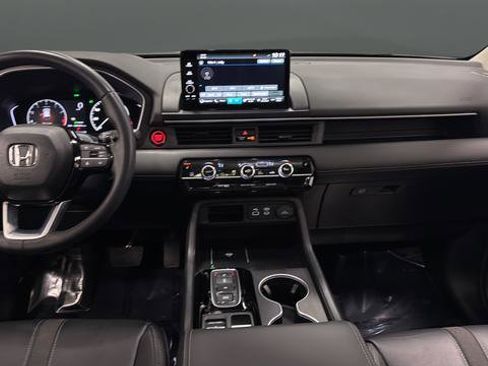 Used 2024 Honda Pilot Touring image 11