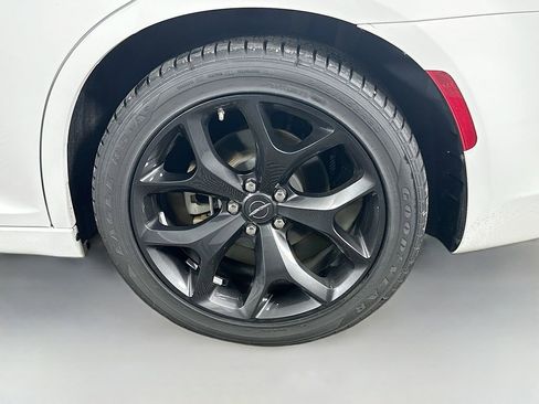 Used 2022 Chrysler 300 Touring w/ Sport Appearance Package image 33