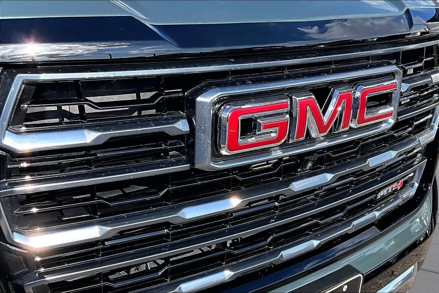 Used 2025 GMC Yukon XL AT4 AWD/4WD image 32