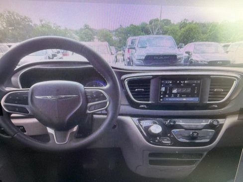 Used 2023 Chrysler Voyager LX FWD image 6