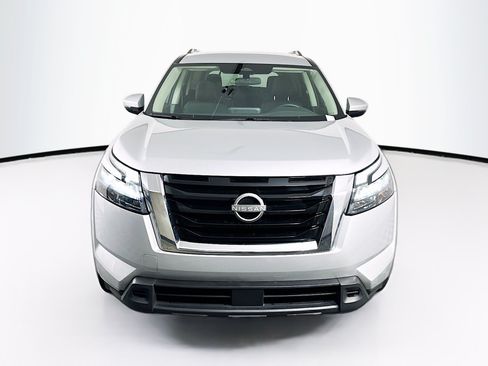 Used 2025 Nissan Pathfinder SV FWD image 2