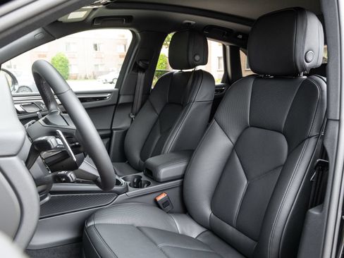 Certified 2026 Porsche Macan AWD/4WD image 5