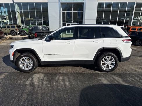 Certified 2023 Jeep Grand Cherokee Limited w/ Luxury Tech Group II AWD/4WD image 4