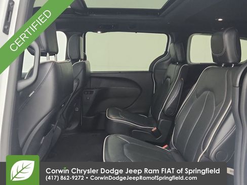 Certified 2025 Chrysler Pacifica Limited image 32