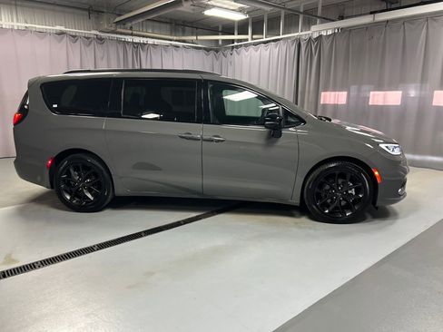 Used 2024 Chrysler Pacifica Touring-L w/ S Appearance Package FWD image 8