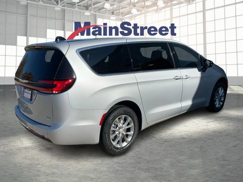 New 2026 Chrysler Pacifica Limited w/ Uconnect Theater Family Group image 5