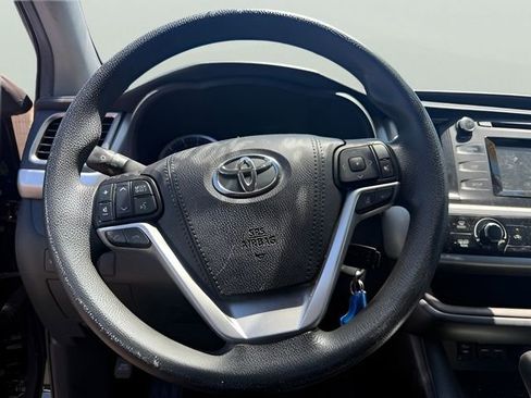 Used 2019 Toyota Highlander LE AWD/4WD image 16
